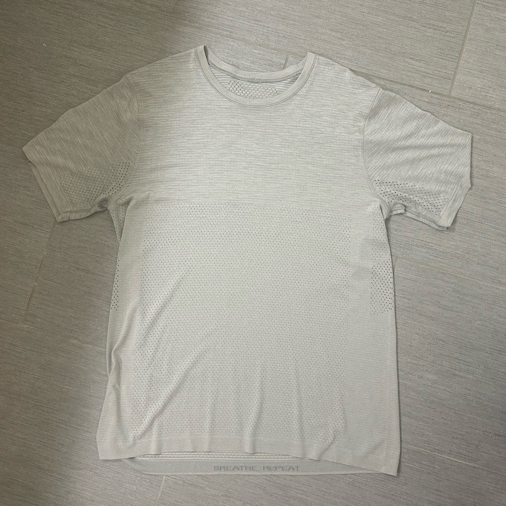 Brand New Never Worn lululemon mens athletic/everyday tee, size Large. NO TAG